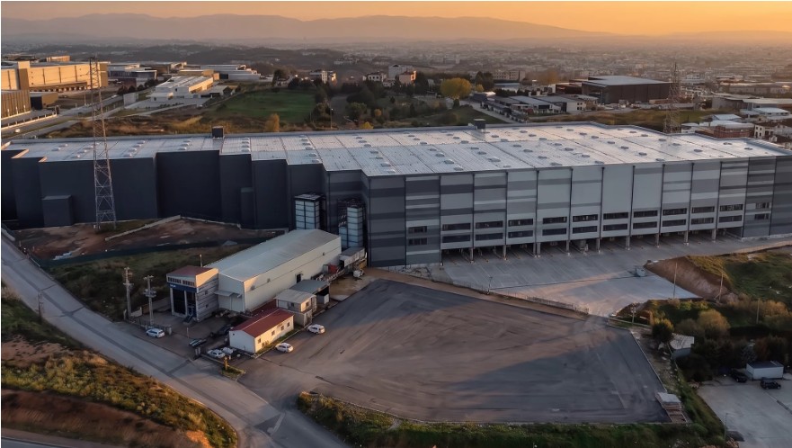 Mehrstöckiges Logistikzentrum im Industriegebiet