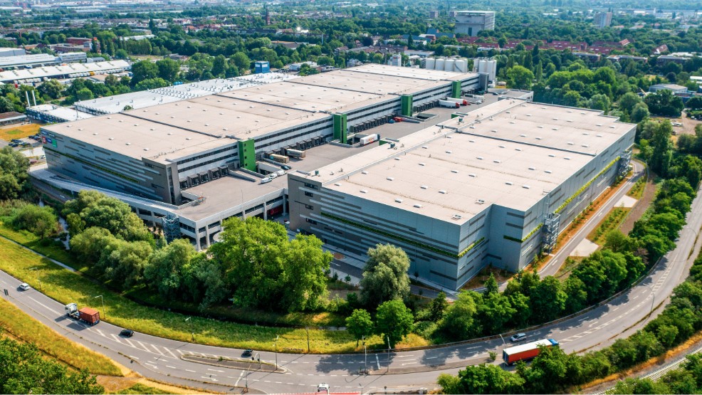 Die erste zweistöckige Logistik- und Gewerbeimmobilie in Deutschland: FOUR PARX „MACH²“ in Hamburg Wilhelmsburg.